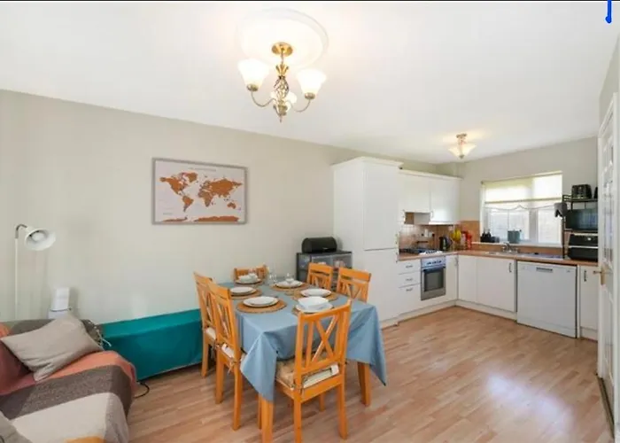 3 Cosy Bedrooms In A House 6 People Tyrrelstown